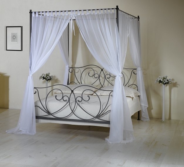 kovana postel s nebesy predvadeci kus z obchodu